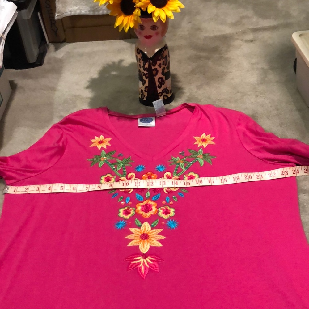 Beautiful embroidered V-neck top 1X hand washable - Picture 11 of 12
